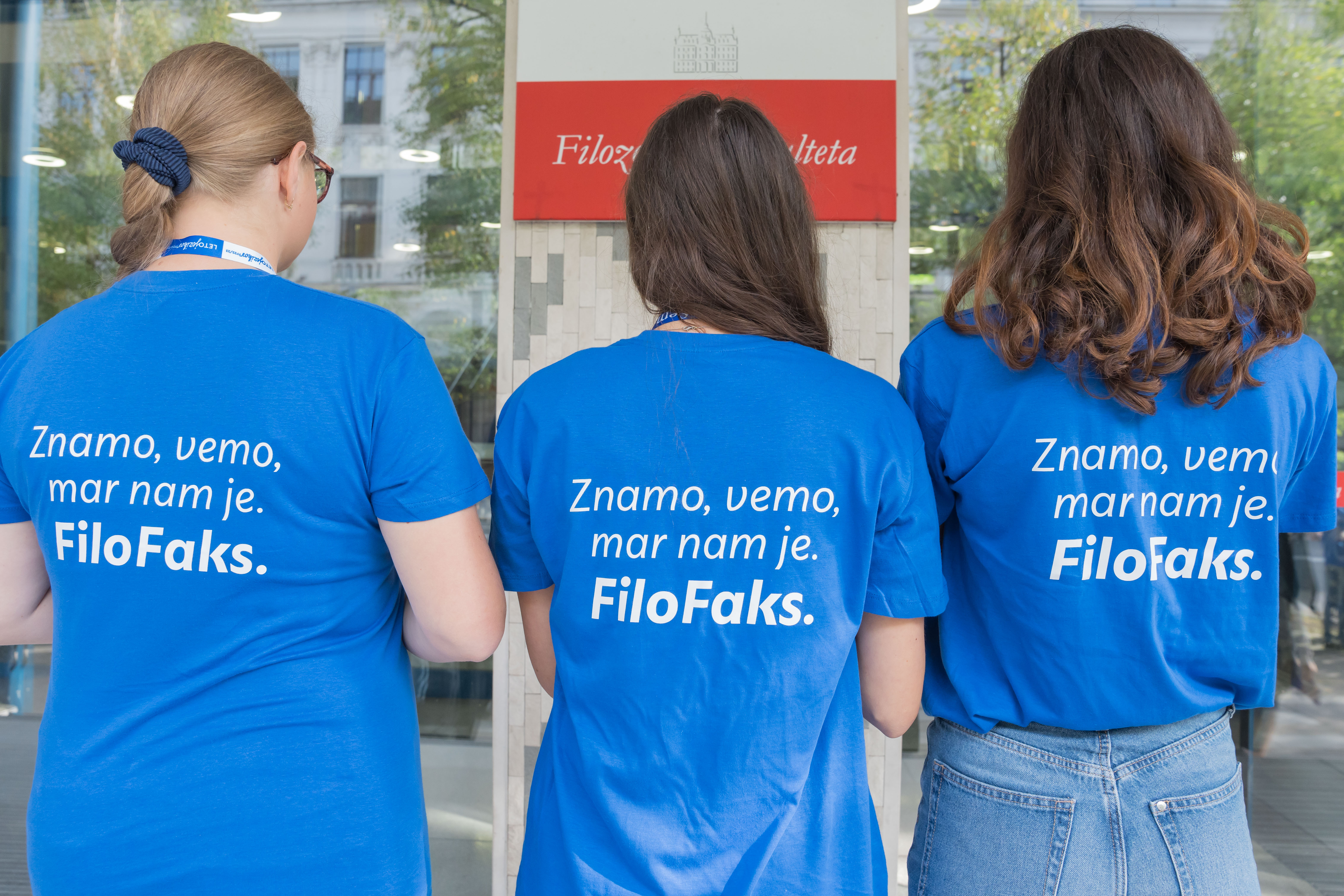 Študenti z majico z napisom: Znamo, vemo, mar nam je. Filo Faks.