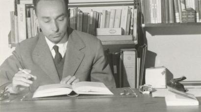 Fotografija: Primo Levi za pisalno mizo leta 1960 (Wikipedia, javna last)