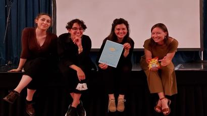 Študentska gledališka skupina študentov in študentk italijanščine Maschere nude prejela priznanje Zlata ribica. 