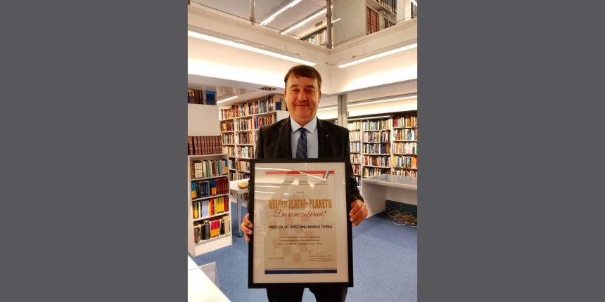 Izr. prof. dr. Boštjan Turk s prejetim priznanjem.